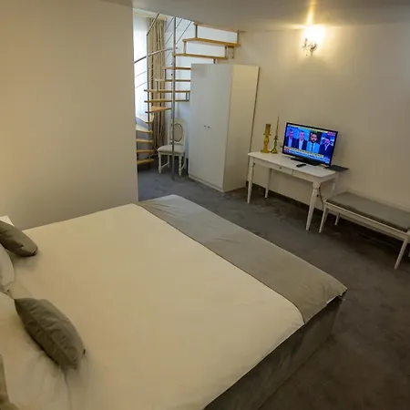 Hotel Queen Vera Mamaia
