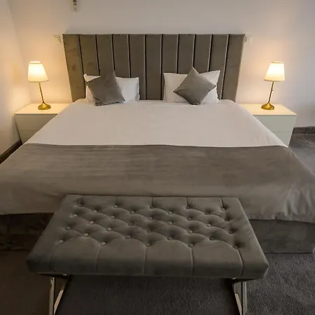 Hotel Queen Vera Mamaia