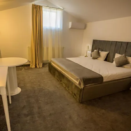 Queen Vera Hotel 3*