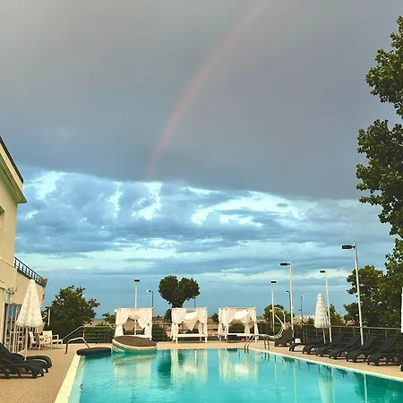 Hotel Queen Vera Mamaia