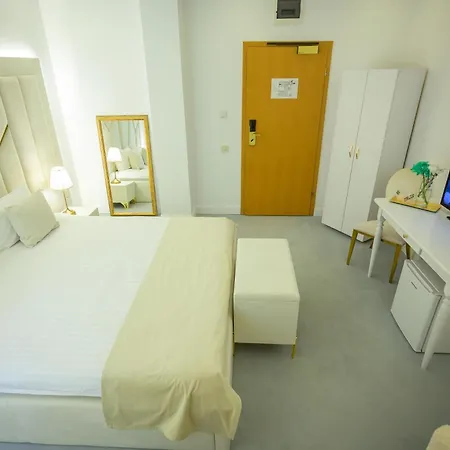 Queen Vera 酒店 3*