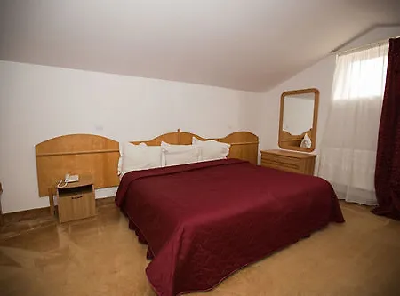 Hotel Queen Vera 3*